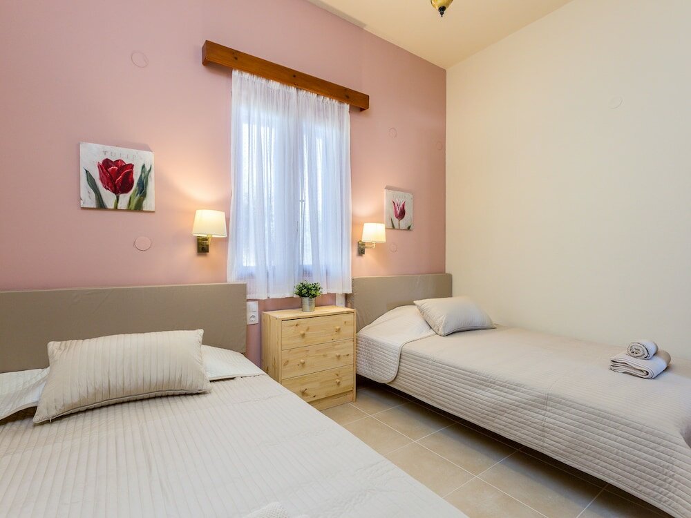 Фото Gorgeous Villa With Pool & Gardens