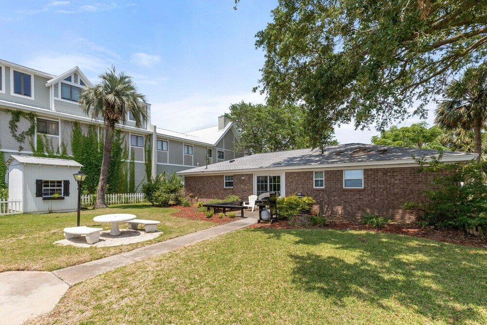 Фото 1401 Chatham Ave