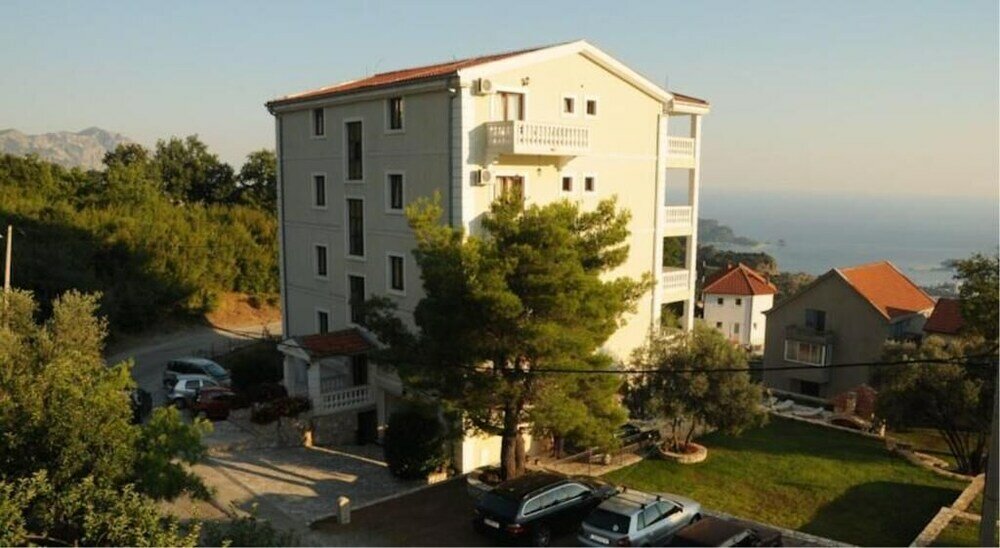 Фото Villa Oasis with swimming pool