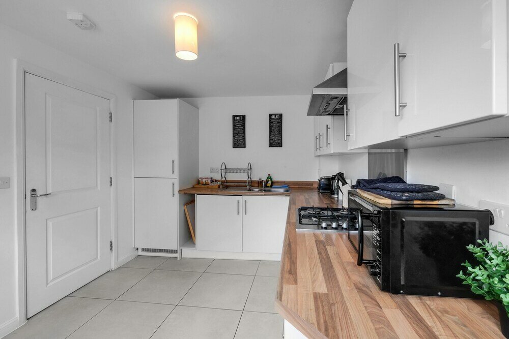 Фото Ferndale Serviced 4 Bedroom 2 Bath House