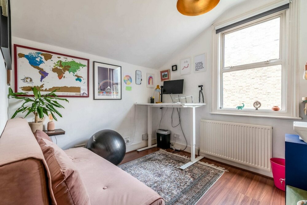 Фото Ealing's Cozy Garden Retreat