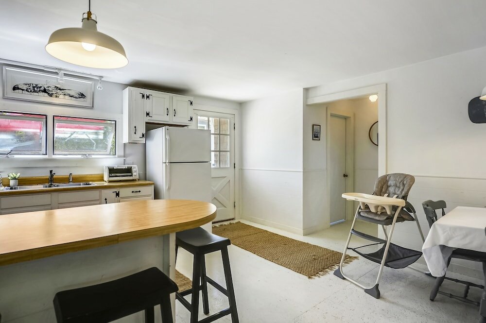 Фото Oak Bluffs 3-Bed Cottage, Walk to Town