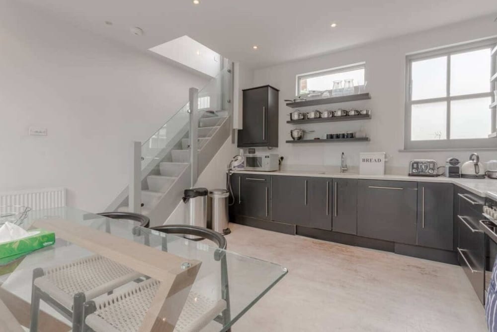 Фото Contemporary 2bd Flat w Patio, Clapham!