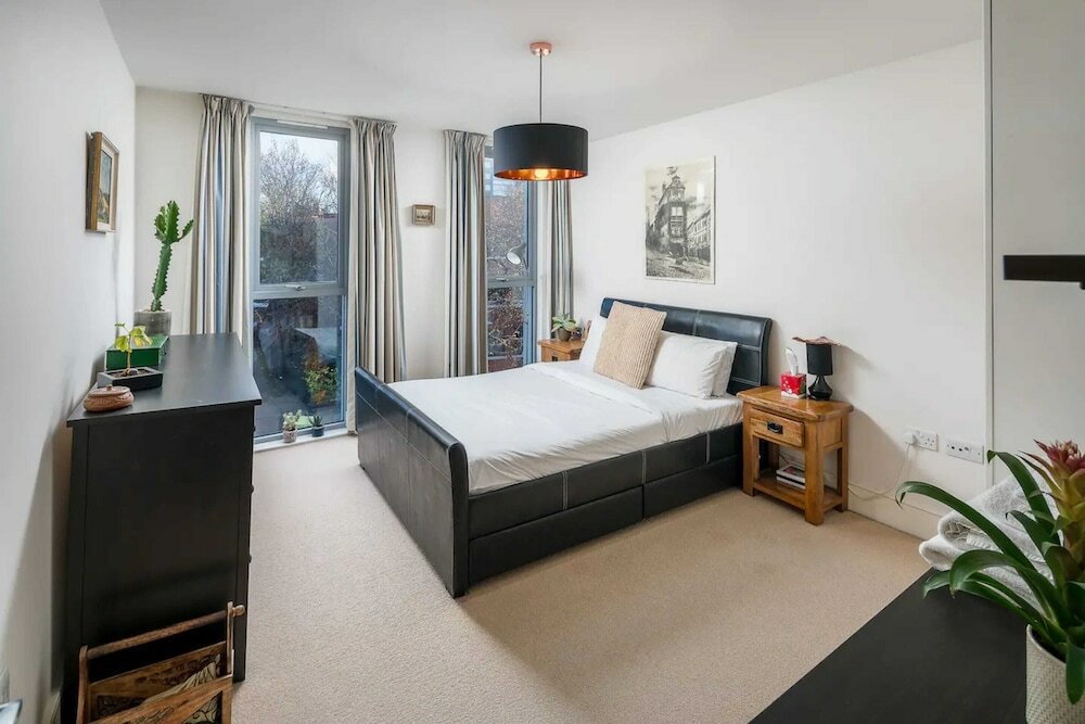 Фото Bright & Spacious Battersea Flat