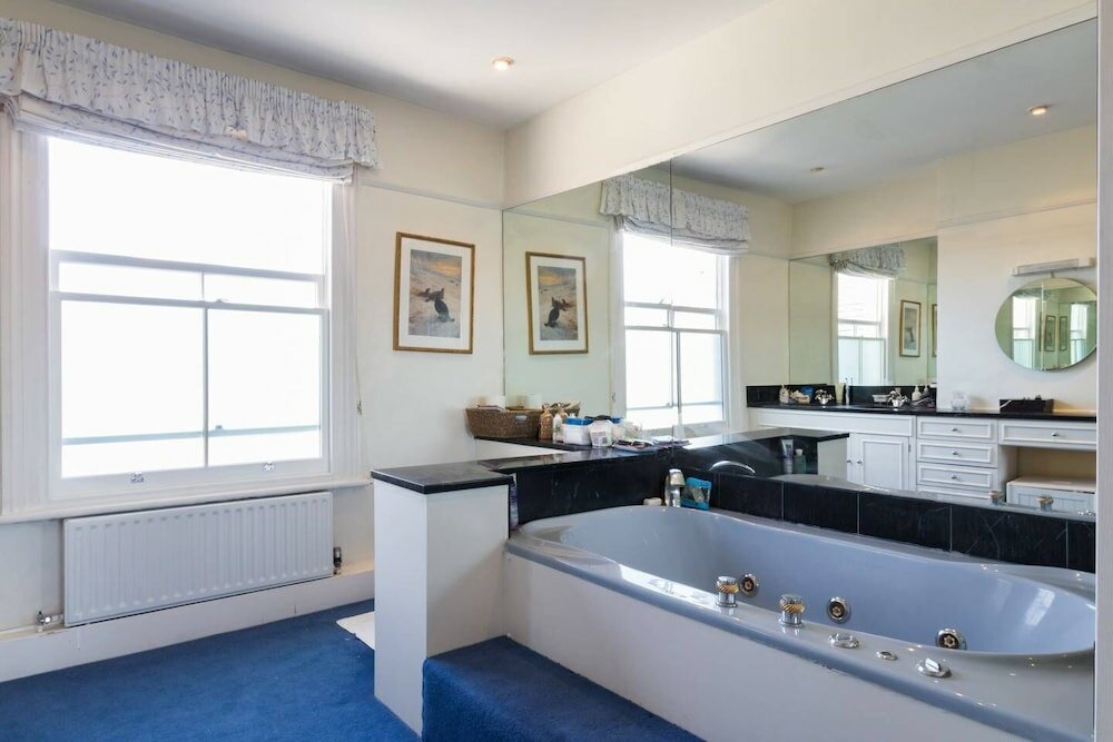 Фото Traditional 5 Bed Family Home Near theTube