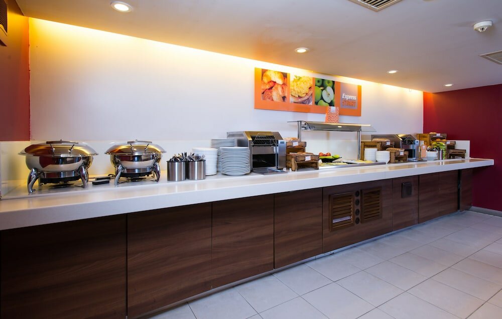 Фото Holiday Inn Express Taunton East, an Ihg Hotel