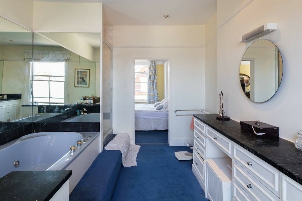 Фото Traditional 5 Bed Family Home Near theTube