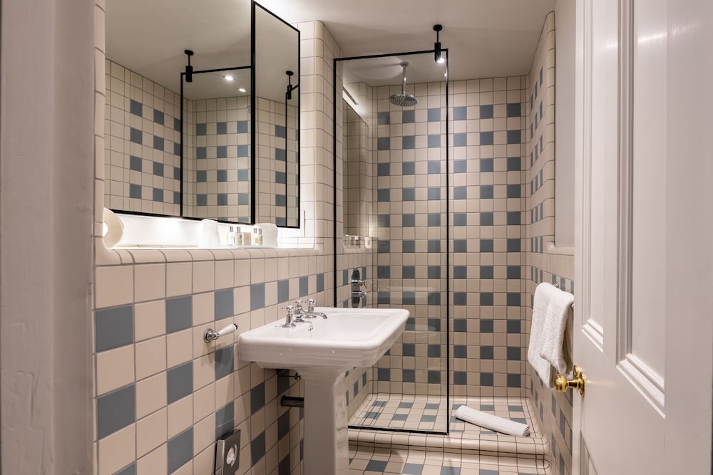 Фото The Goodenough Hotel London