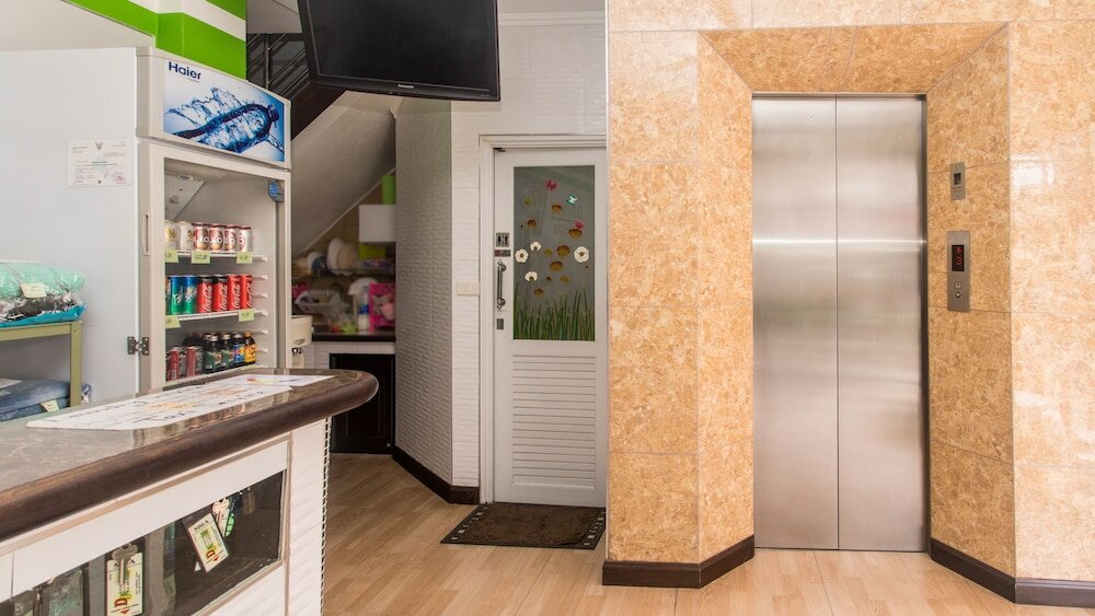 Фото D. J. House