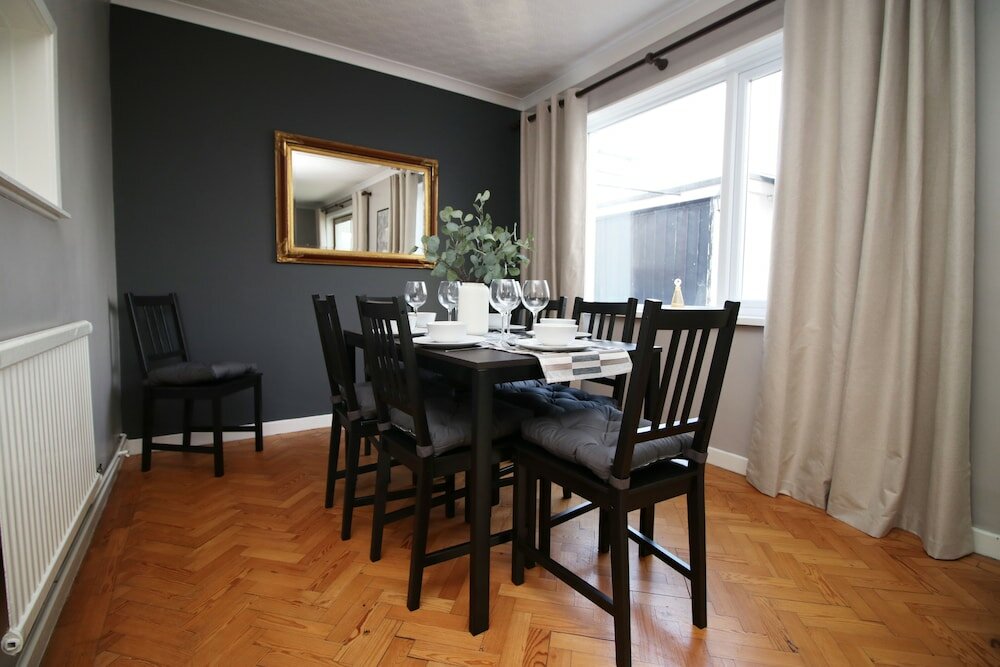 Фото Becky's Bungalow by Tŷ Sa - New Sleeps 8