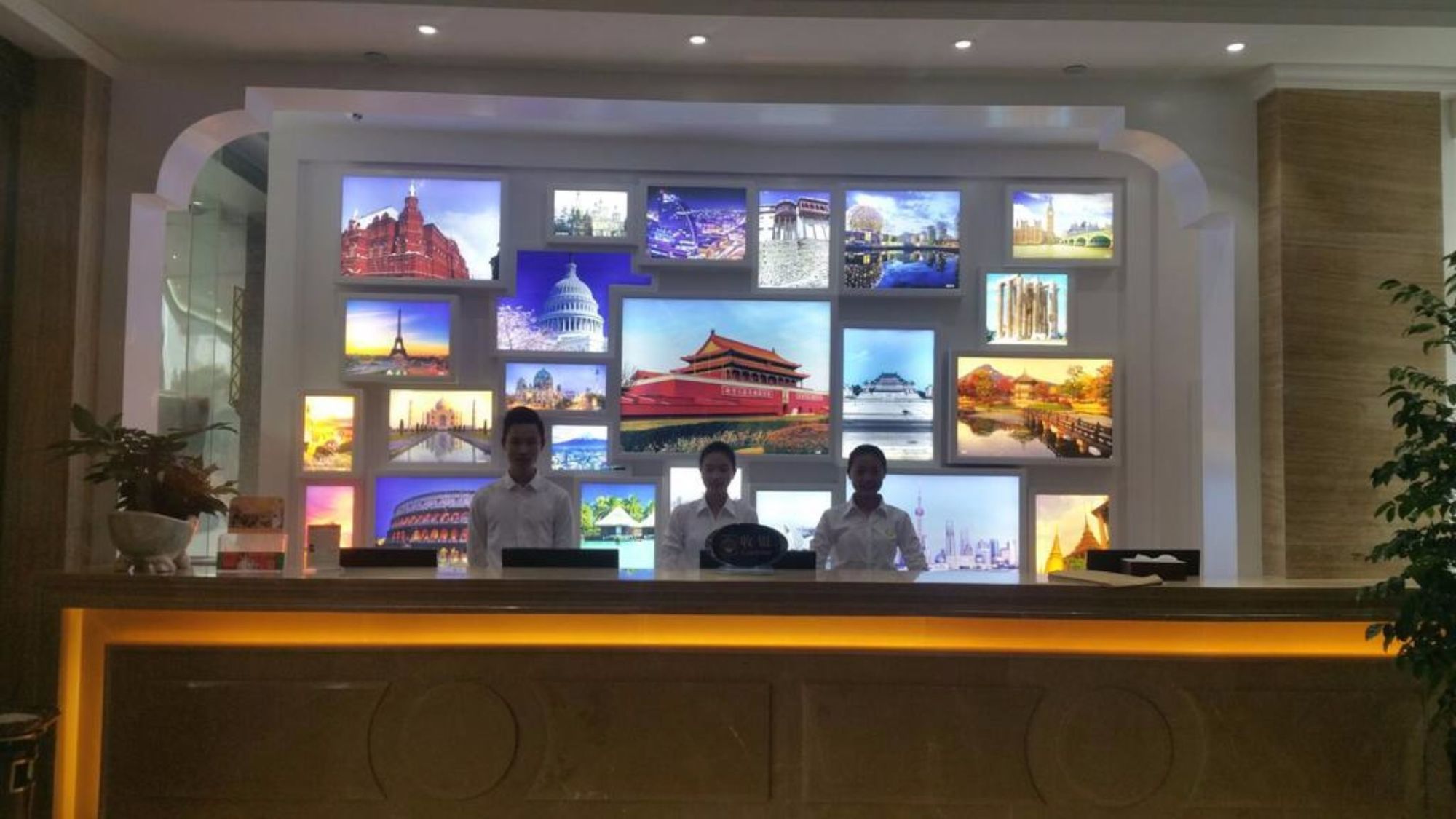 Фото Yiwu Baide Theme Hotel