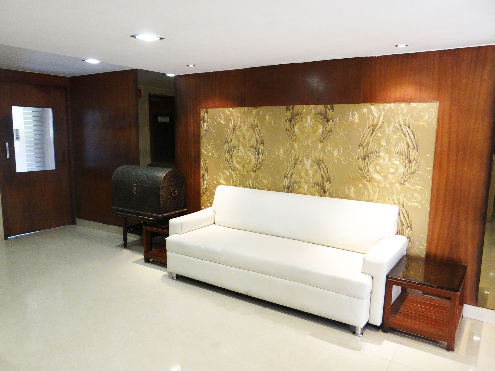 Фото Lucky Hotel Bandra