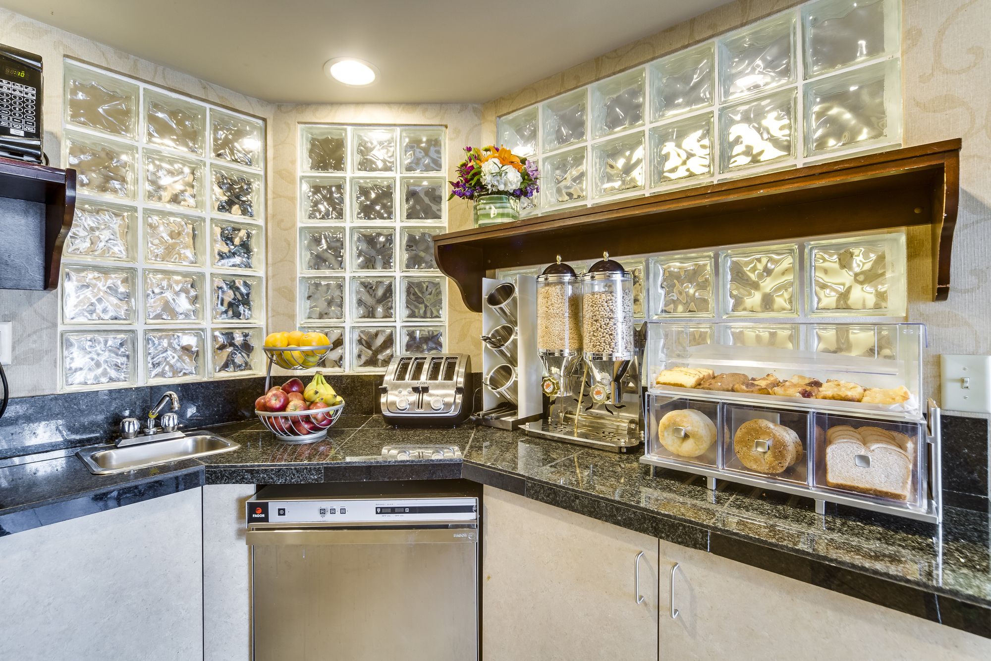 Фото Monte Carlo Inn Toronto West Suites