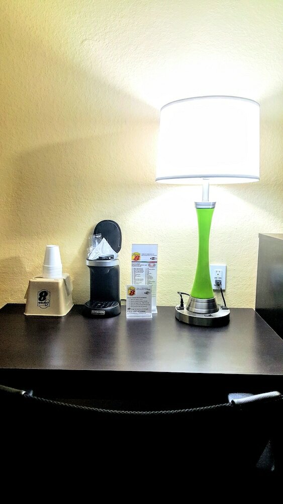 Фото Super 8 by Wyndham Richmond/Broad Street