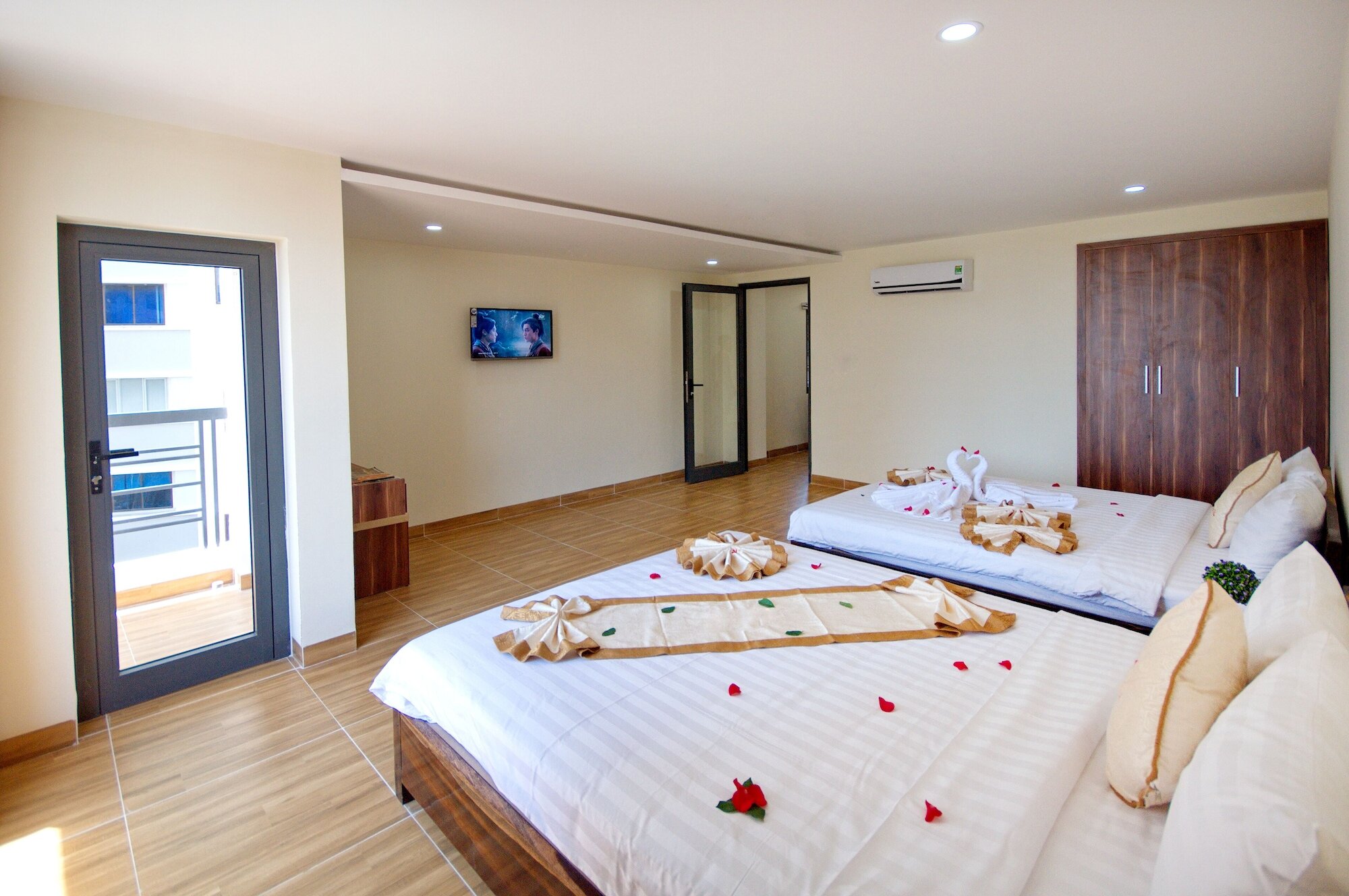 Фото Harvey Hotel & Apartments