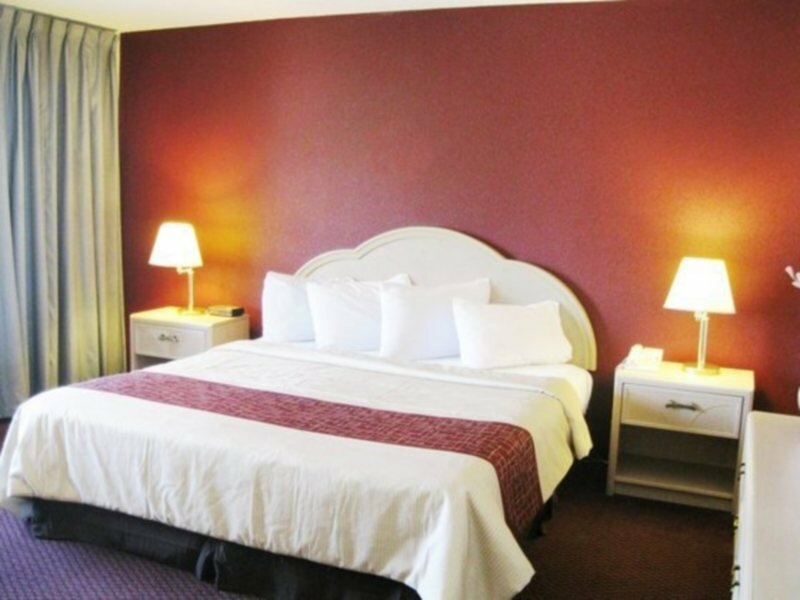 Фото Rodeway Inn & Suites