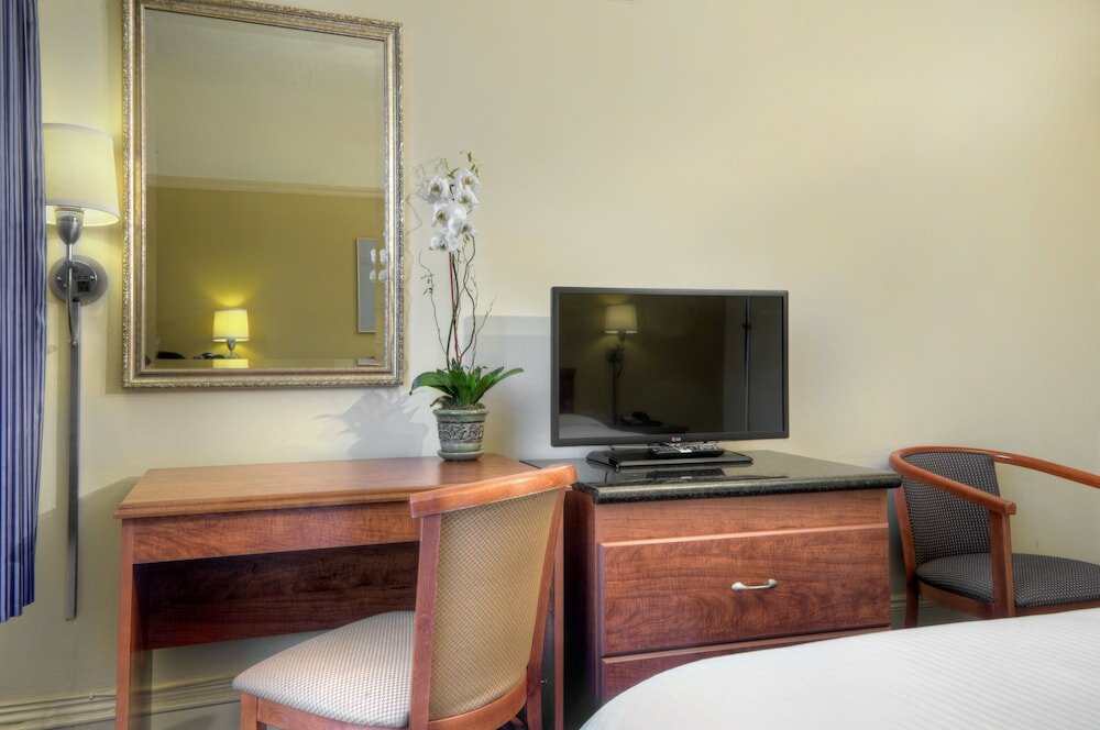 Фото Monarch Hotel