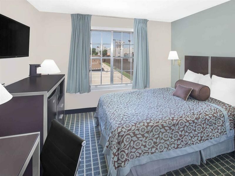 Фото Days Inn by Wyndham Market Center Dallas Love Field