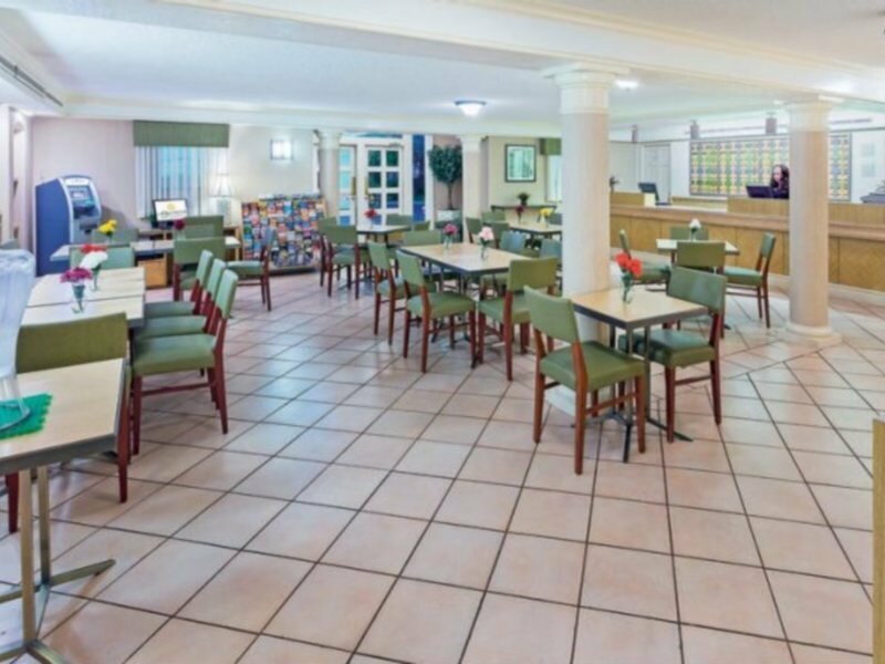 Фото Super 8 by Wyndham San Antonio Near SeaWorld Ingram Park