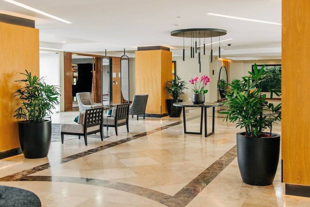 Фото Plaza Hotel and Suites