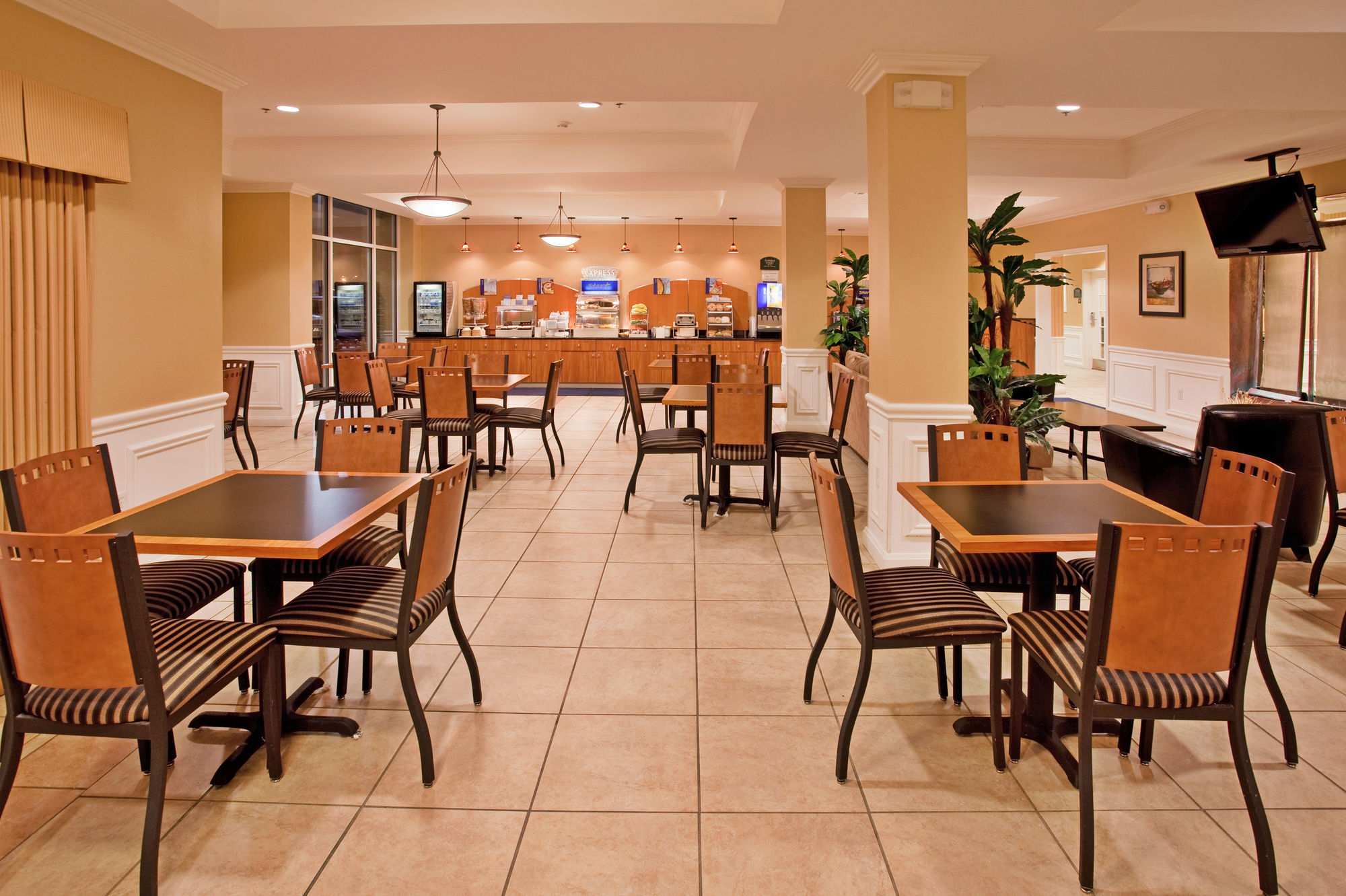 Фото Holiday Inn Express & Suites Wichita Airport, an Ihg Hotel