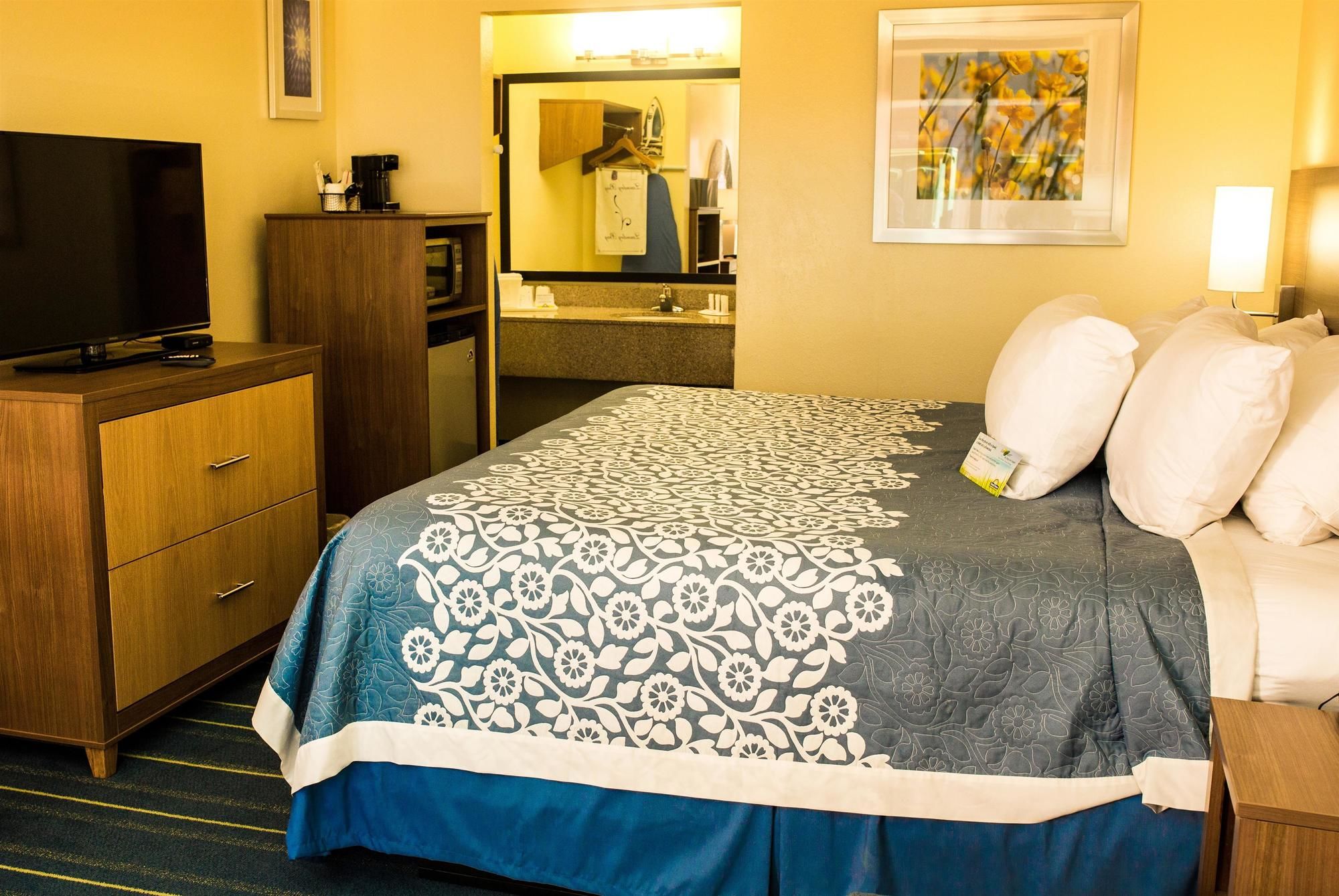 Фото Days Inn by Wyndham Newark Wilmington