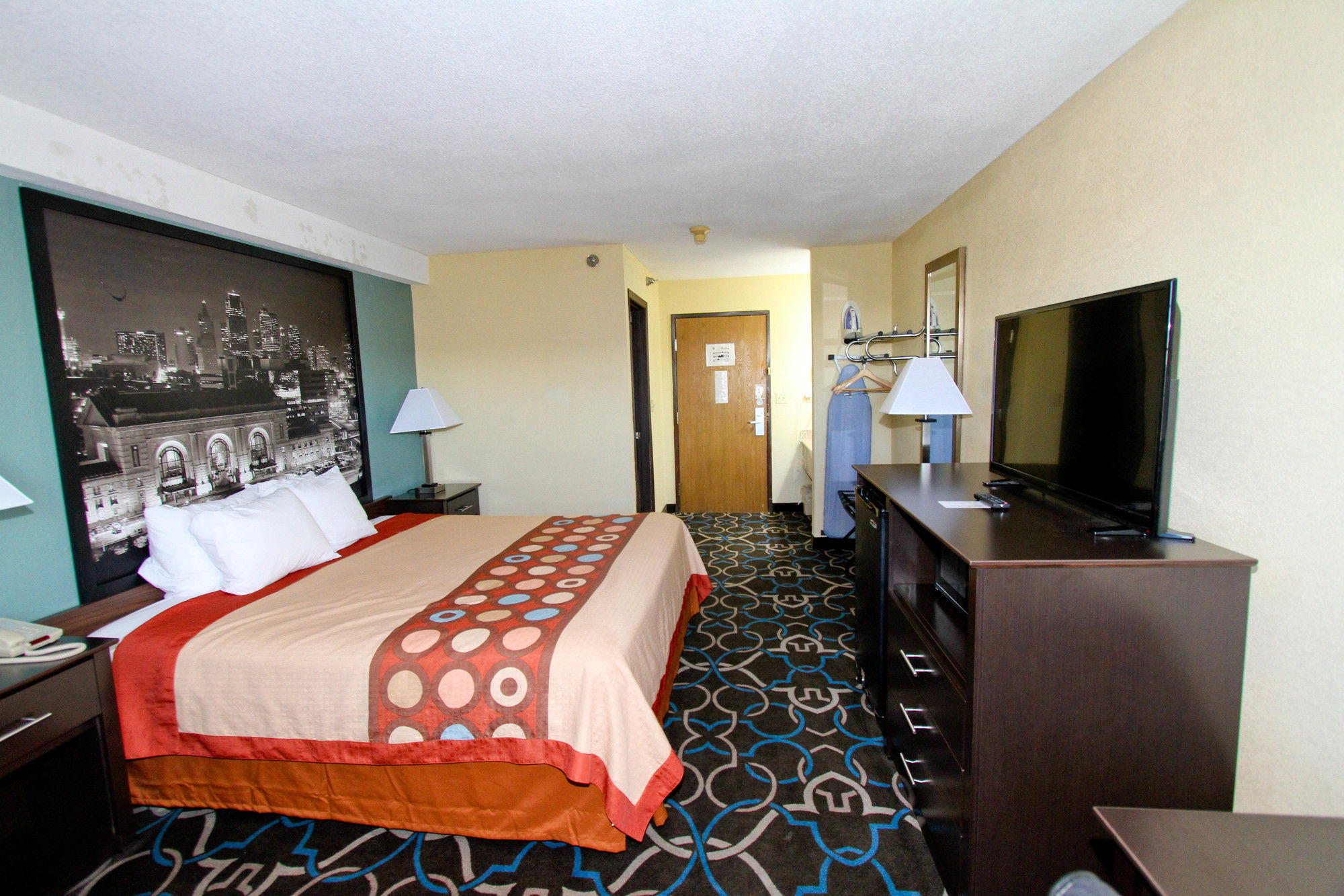Фото Super 8 by Wyndham Kansas City