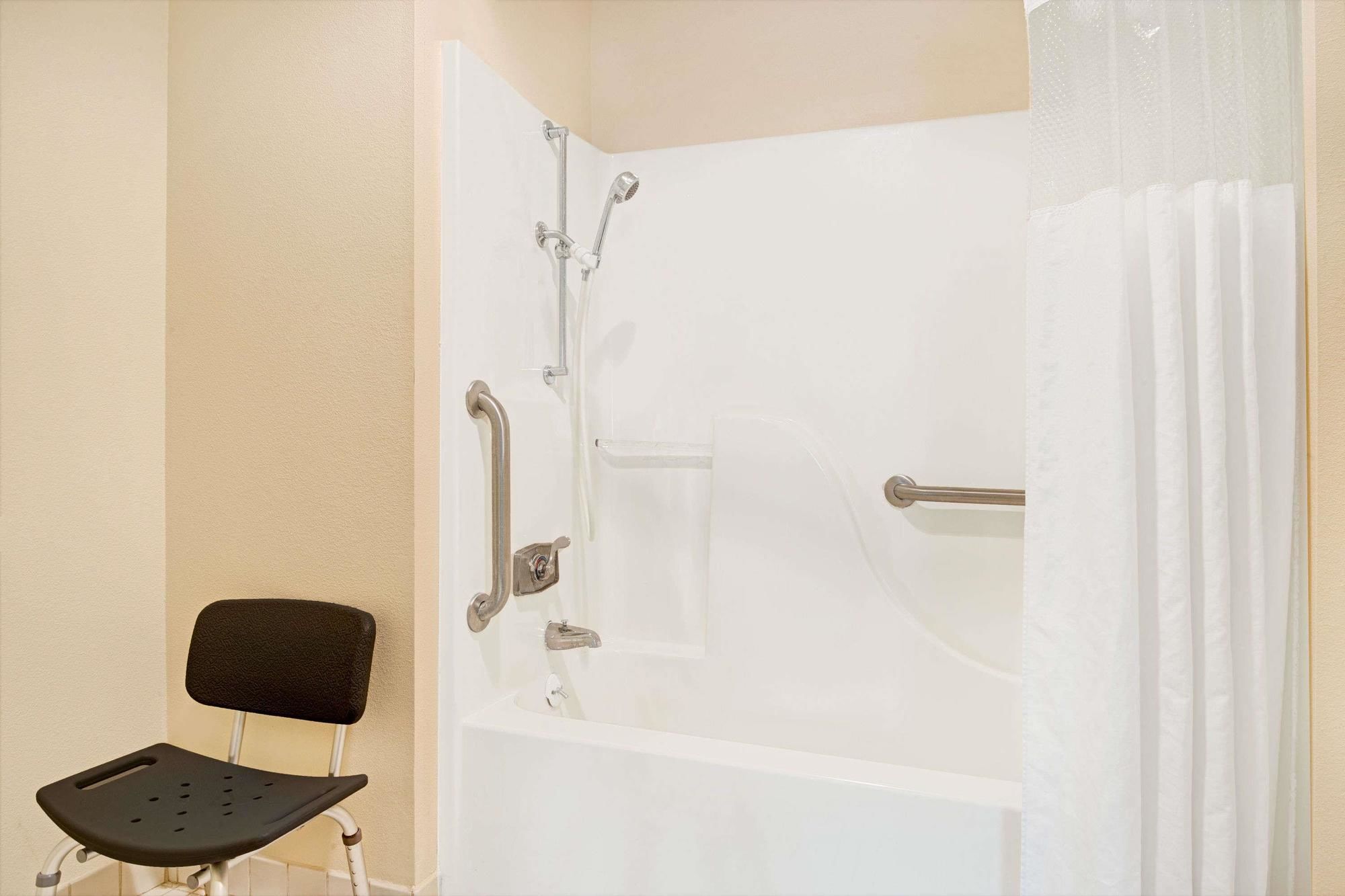 Фото Days Inn & Suites by Wyndham Kansas City South