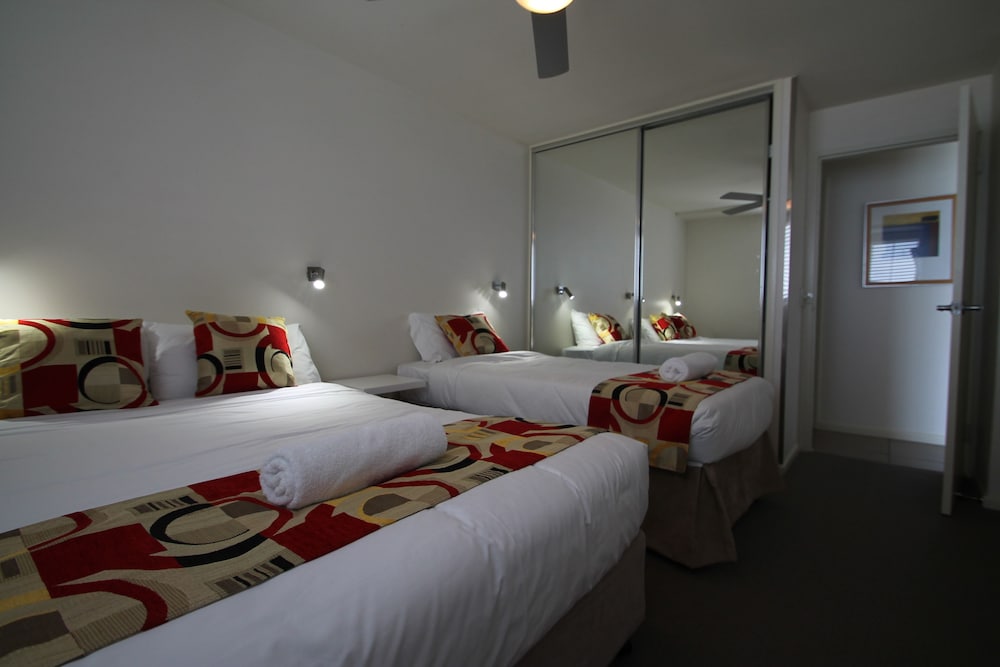 Фото 84 The Spit Holiday Apartments