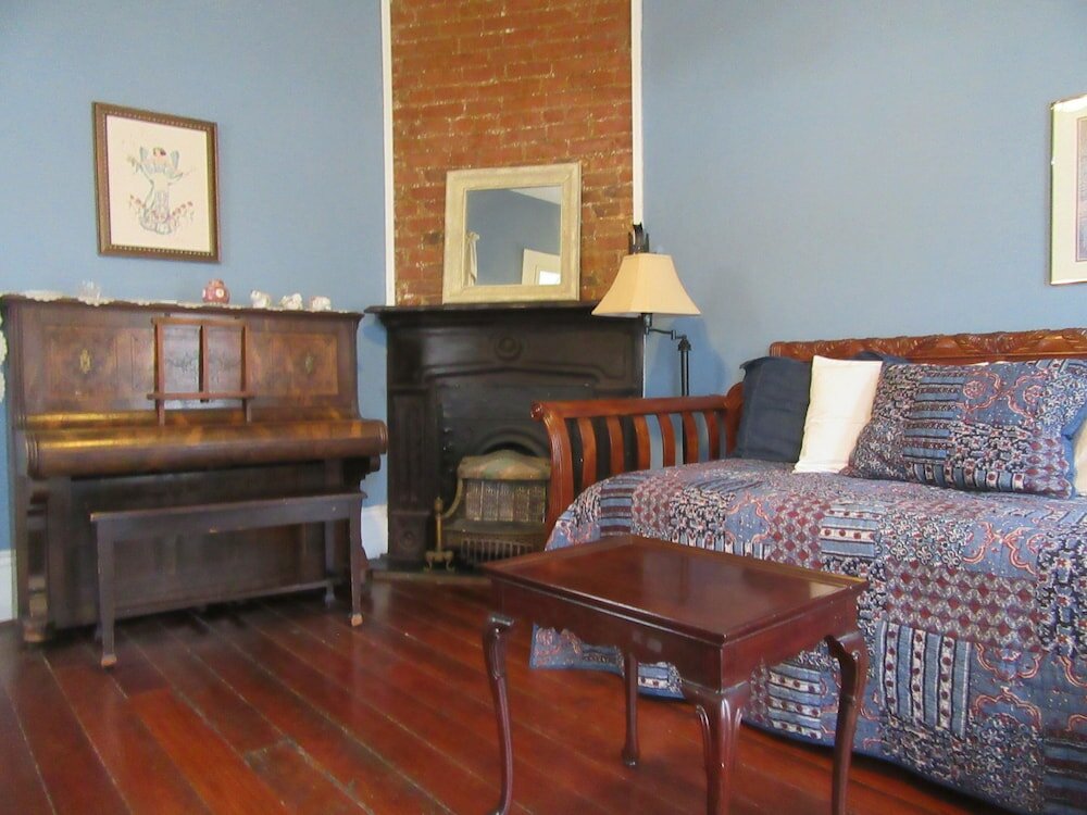 Фото Garden District B&b