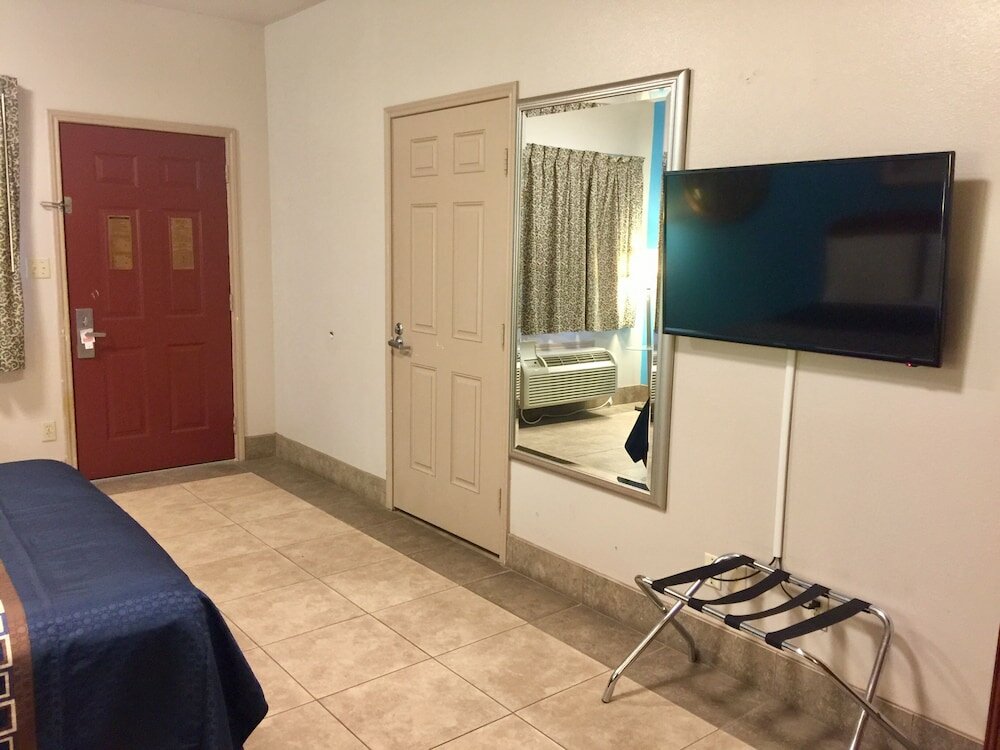 Фото Texas Inn and Suites City Center at University Dr