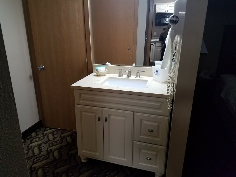 Фото Americas Best Value Inn & Suites Bismarck