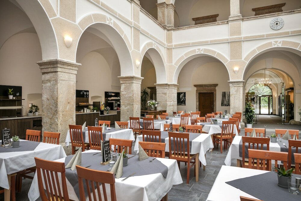 Фото Jufa Hotel Schloss Röthelstein