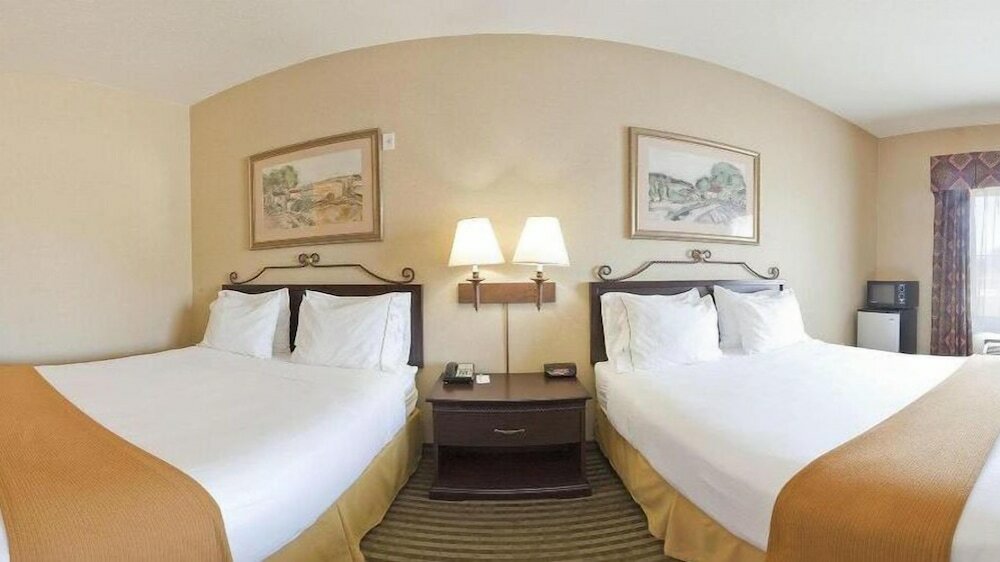 Фото Holiday Inn Express Hotel & Suites Marina - State Beach Area, an Ihg Hotel