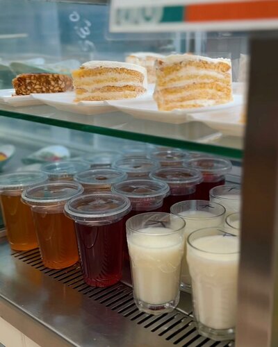 Порно әйелге куннилингус арқылы көрсетіледі.