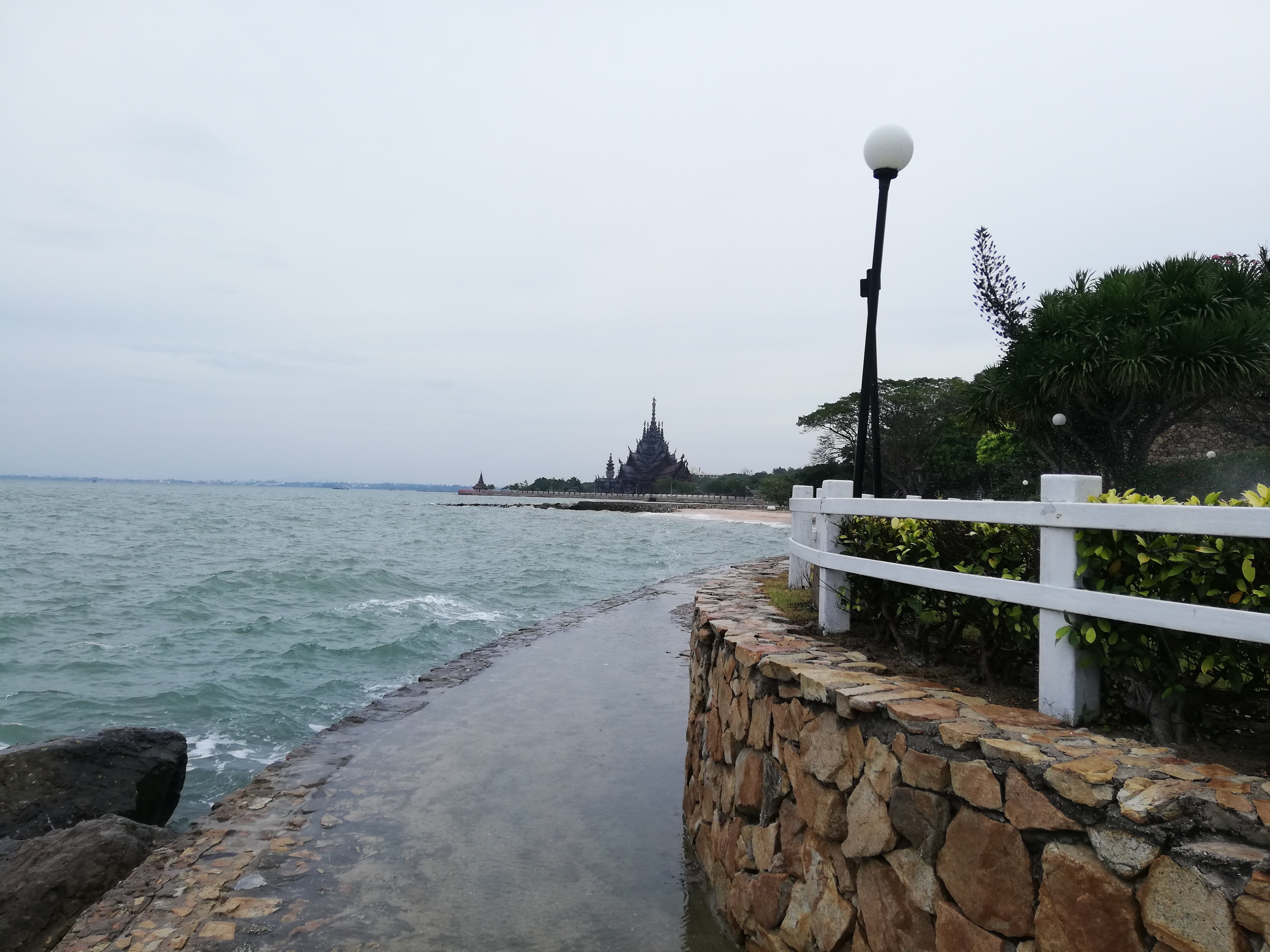 Фото Golden Tulip Pattaya Beach Resort