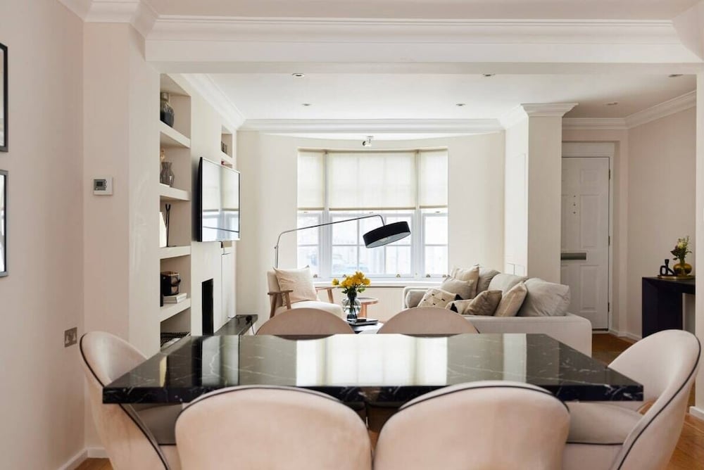 Фото The South Kensington Wonder - Trendy 3bdr House With Garden