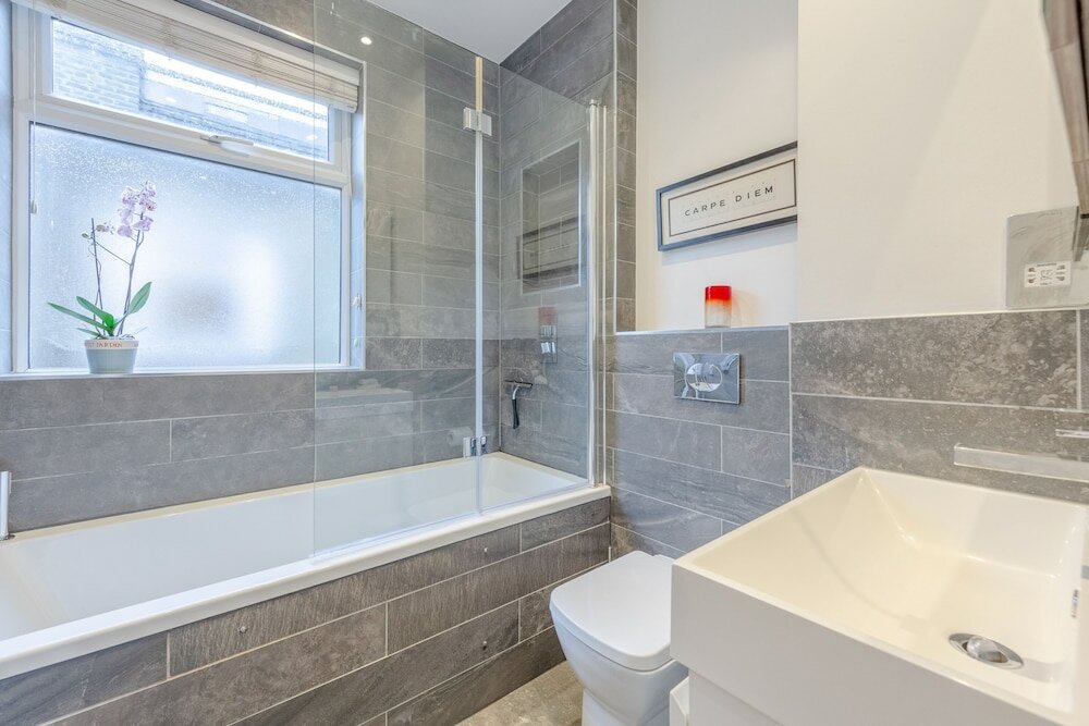 Фото Stunning 2 Bedroom Flat With a Garden in Barnes