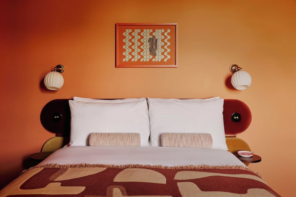 Фото Ember Locke Kensington