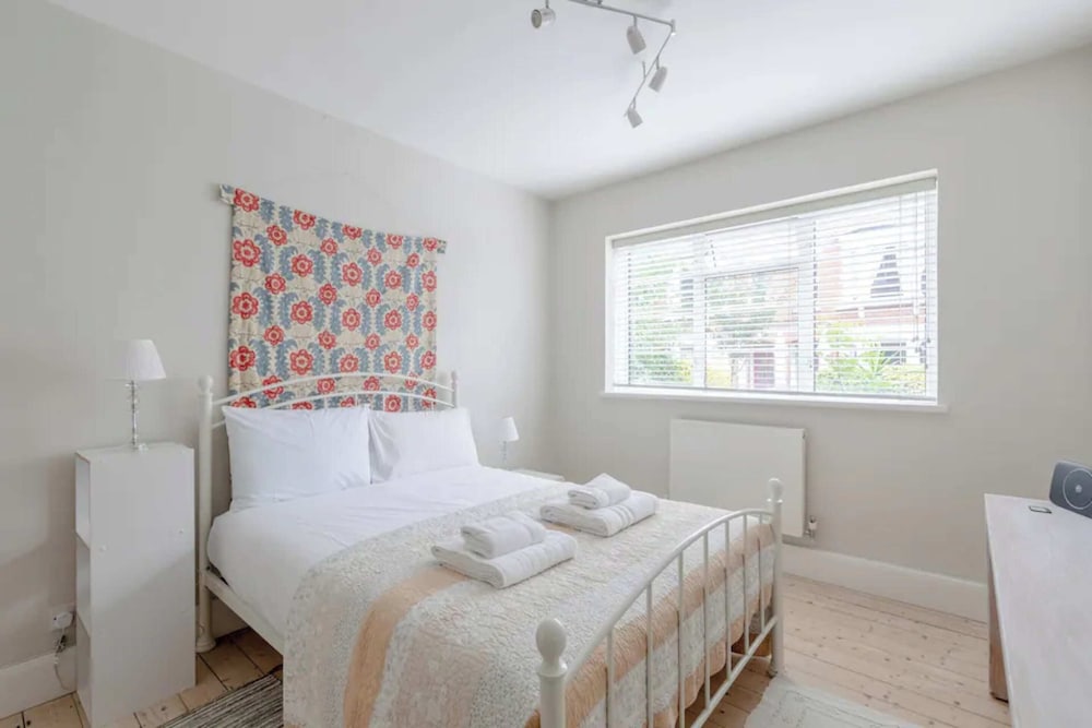 Фото Spacious 1bd Flat With Garden - Hampstead Heath