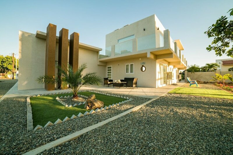Гостиница Koyari Modern Condos в Ноорде