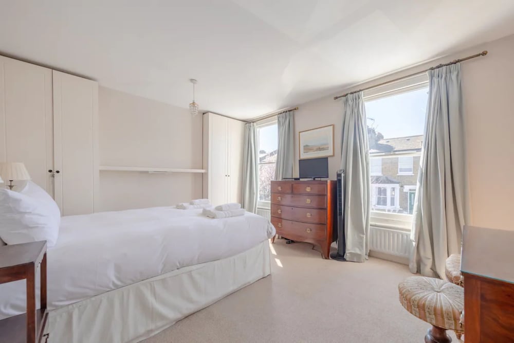 Фото Charming 2 Bedroom Home in West London