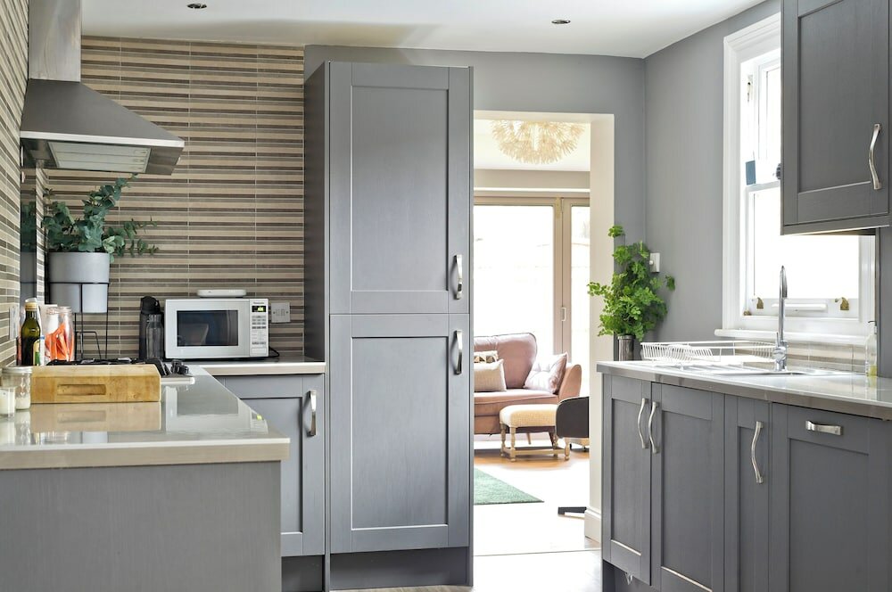 Фото Stylish Family Home by Twickenham Stadium by Underthedoormat