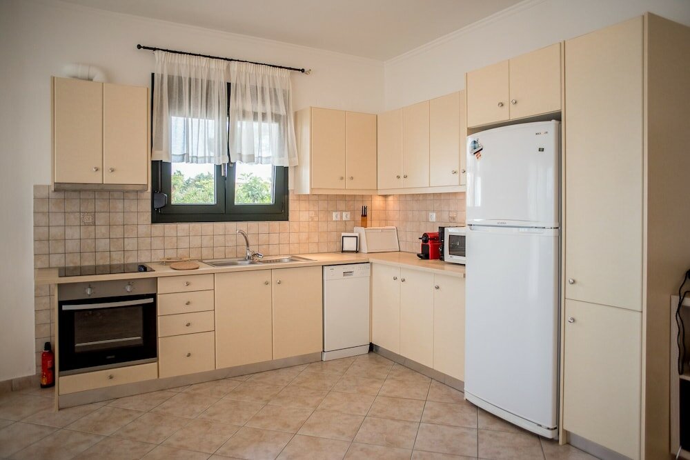 Фото Oikia Eleanthi - Beachfront Garden Home