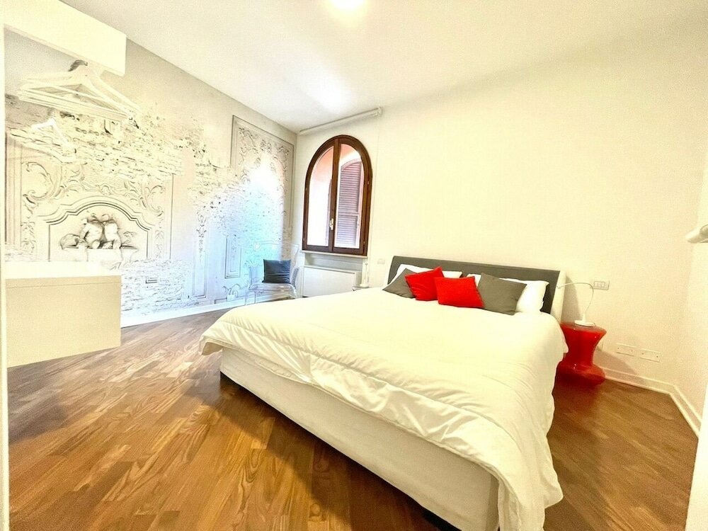 Фото Large modern 2-storey house in the heart of Verona