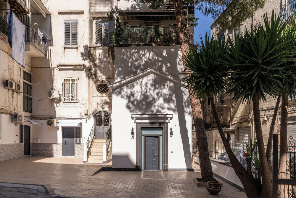 Фото The Quarters Naples Apartment