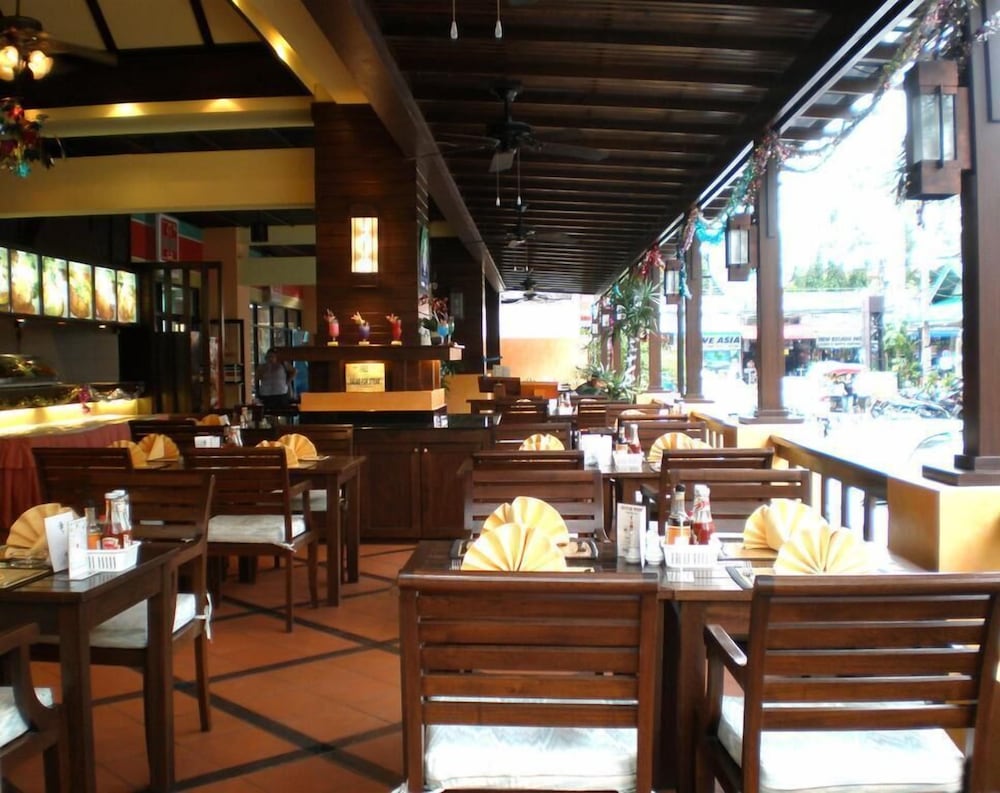 Фото Rattana Karon Beach Hotel