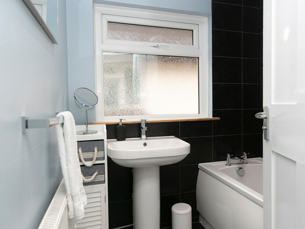 Фото 3 Bedroom House with Parking Bournemouth