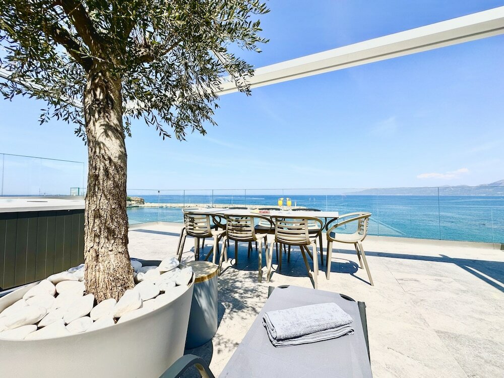 Фото Skipper Beachfront Suites