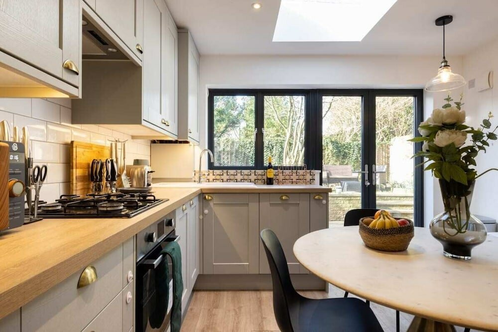 Фото The Richmond Upon Thames Escape - Modern & Bright 2bdr Flat With Parking